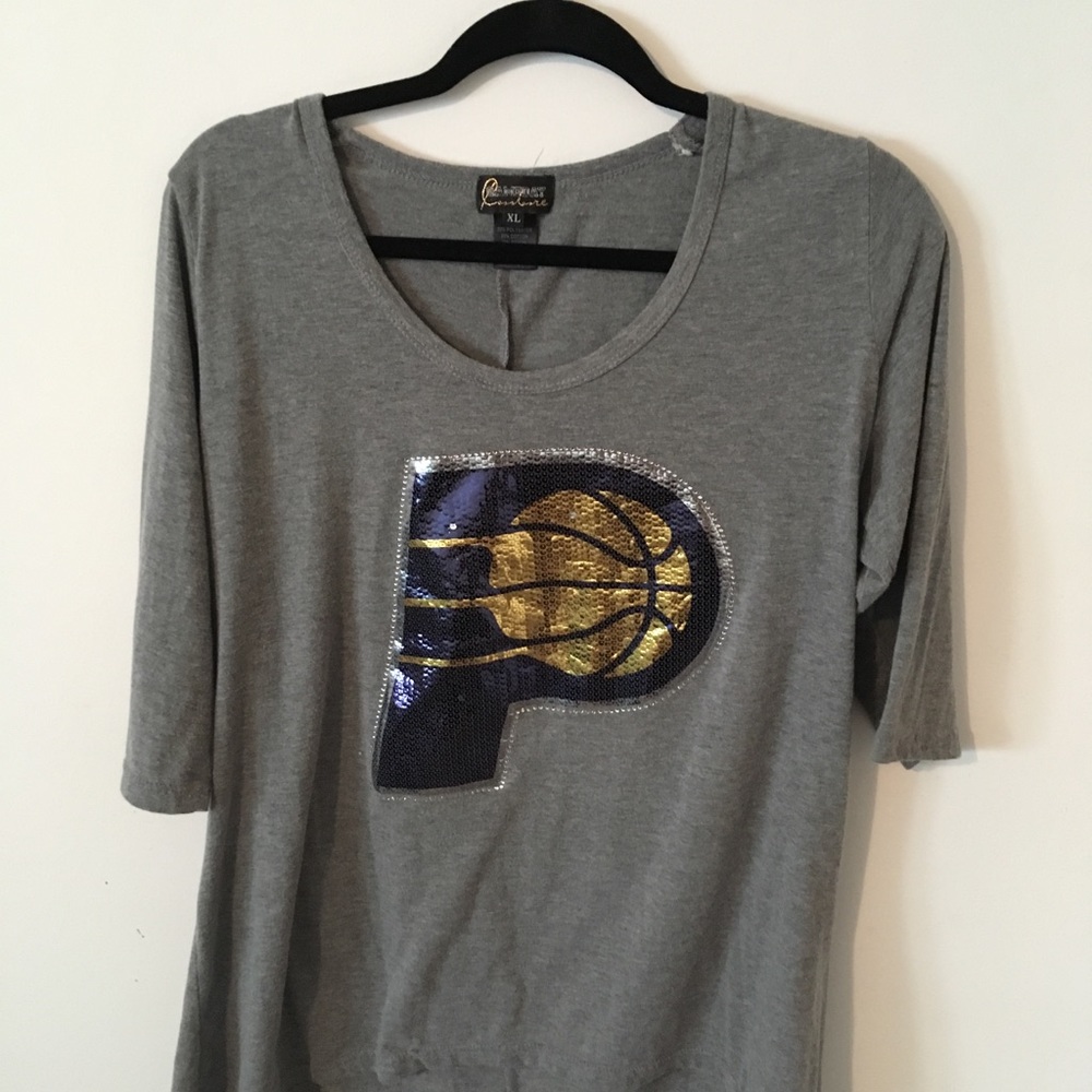 Women’s gray v-neck Indiana Pacers shirt 💥